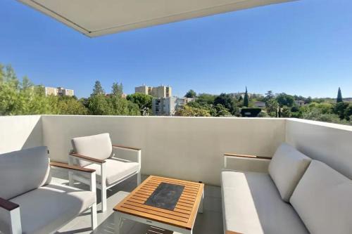 La Pompignane Apartment | Bright apartment with balcony