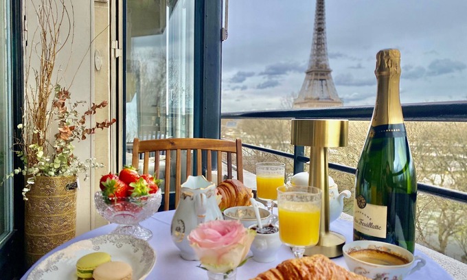 Montmartre Apartment | Bright apartment with stunning Eiffel Tower view