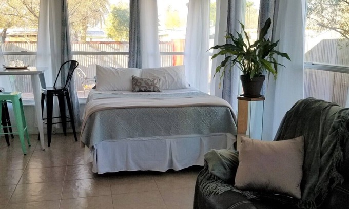 Palo Verde House | BRIGHT ARIZONA SUNROOM, near UofA/Banner/Midtown