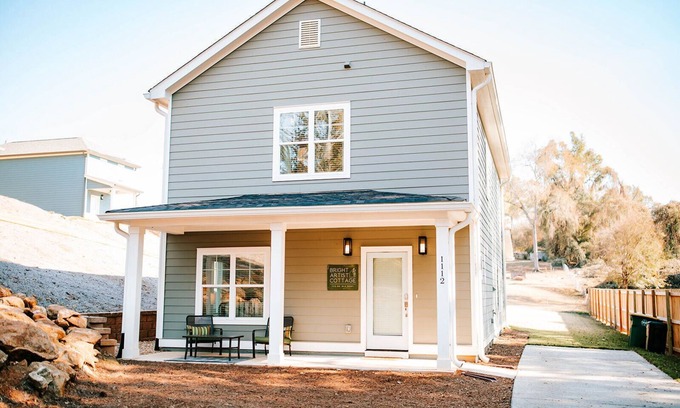 Athens House | Bright Artist's Cottage-Mins to DT,Campus,Stadium