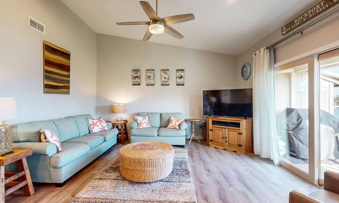 Harbor Oaks Condo | Bright Bayhouse condo with all-new interior & pool - near beach