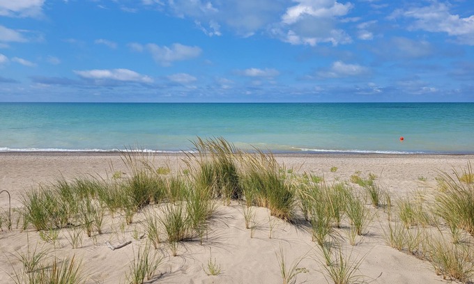 Ashfield-Colborne-Wawanosh House | Bright beach house, white sand & stunning sunsets!