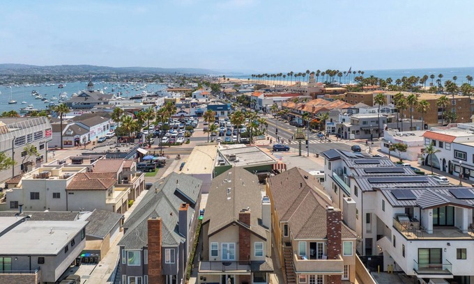 Balboa Peninsula Condo | Bright & Beachy Lower Unit – Steps to Balboa Pier