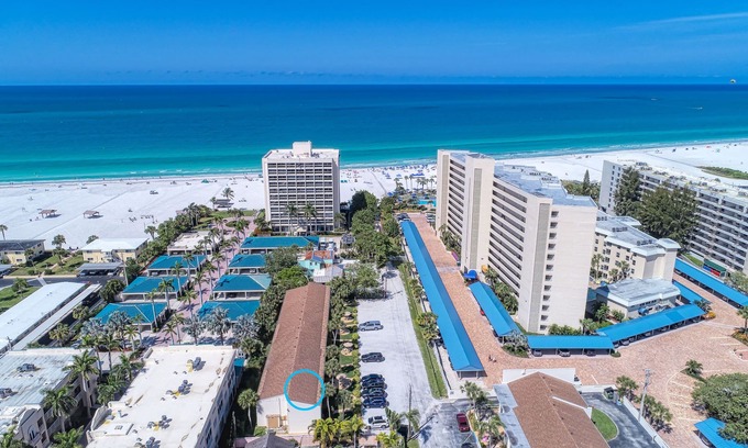 Siesta Key Condo | Bright & Beachy - Steps to the water!