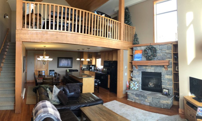 Snow Pine Estates House | Bright & Beautiful 4-bedroom Condo with Private Hot Tub
