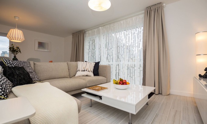 Ealing Apartment | Bright & Beautiful Apt, Ealing Broadway, London!