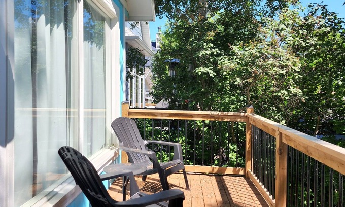 Grand Beach Cabin | Bright & Blue Grand Beach beach house!