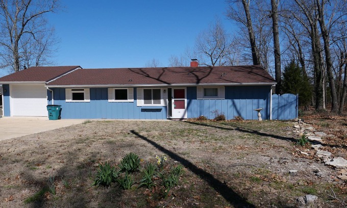 Bull Shoals House | Bright blue house on the lake Pets welcome 5 minutes to the lake or white river