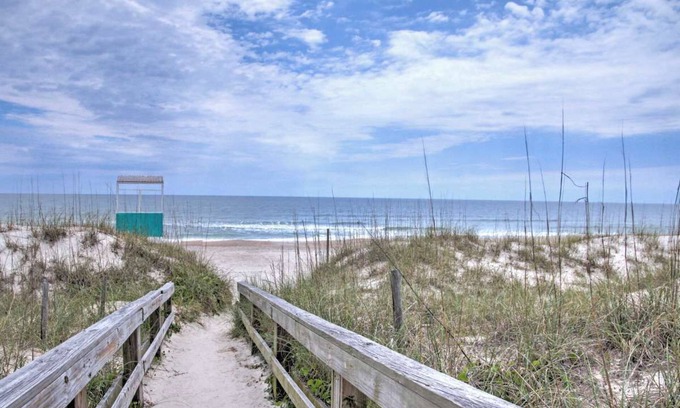 Carolina Beach Condo | Bright Carolina Beach Condo - Walk to the Beach!