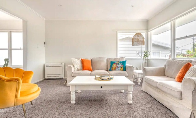 Milford House | Bright & Central Home with Mini Golf Area