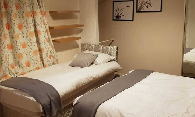 Radcliffe House | Bright, Cheerful, Comfortable 2-bedroom House Sleeps 6 - Free Parking
