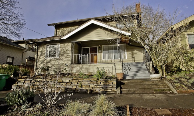 Richmond House | Bright, Cheerful & Perfectly Portland! Walk to Hawthorne and Division St.