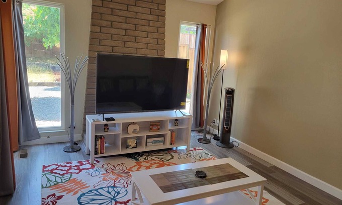 Estates House | Bright & Cheery Cottage waiting for you!