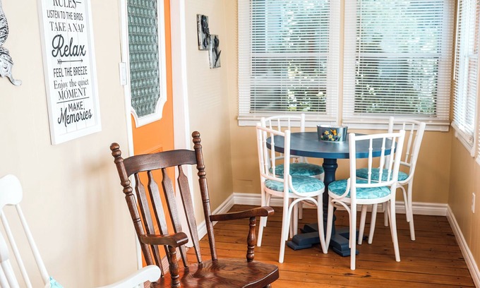 Port Dover House | Bright, clean, central to downtown Dover. Short walk to shops, pier and beach.