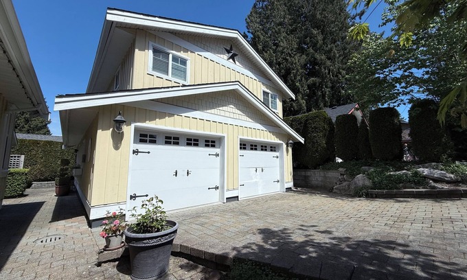 Crescent Beach Apartment | Bright, clean coach house suite in desirable Ocean Park close to Crescent Beach.