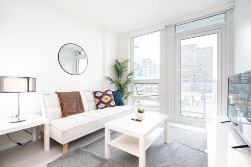 Mount Pleasant Apartment | Bright Condo with AC and Parking near Science World for 4 Guests