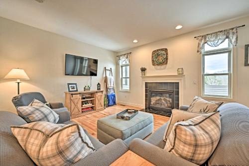 West Hartford Apartment | Bright Condo with Community Perks Near Ski Quechee!