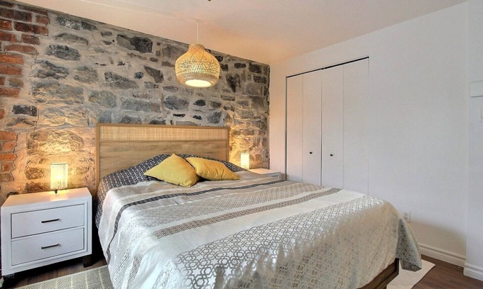 Old Quebec House | Bright condo with parking and view of Gare du Palais