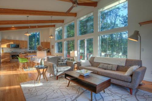 Eastsound House | Bright, Contemporary, Walk To Town & Beach