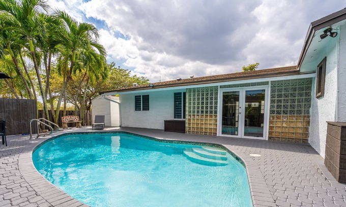 Pembroke Pines House | Bright Corner House 4BR with Pool and Game Room