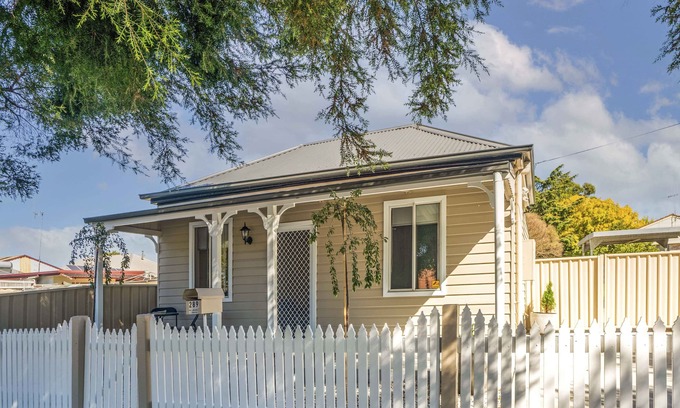 Orange Cottage | Bright, Cosy and Central Cottage- Free Wi-fi, Netflix and Disney Plus