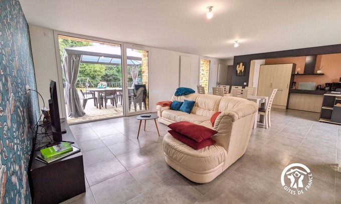 Andouille Cottage | Bright cottage with heated pool and PMR access, near Laval