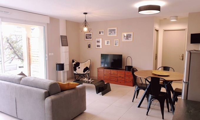 Ledenon House | Bright cottage with terrace, garden and parking