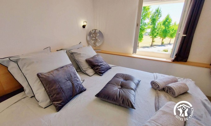 Peuton Cottage | Bright cottage with wifi, pets allowed, parking, near Château-Gontier