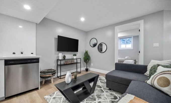 Kitchener House | Bright & Cozy 1BR Basement Unit