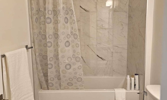 West Edmonton House | Bright & Cozy 2BR Suit Near WEM