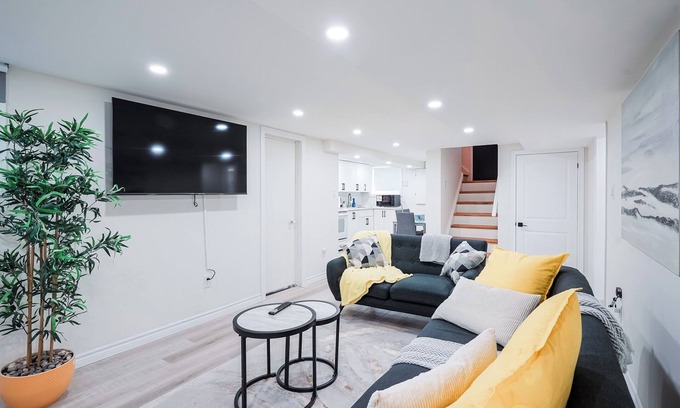 Whitby Apartment | Bright & Cozy 3-Bedroom Home in the GTA.