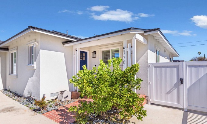 Valley Glen House | Bright & Cozy 3BR - Walk to Top Spots!