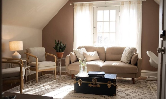 North Hyde Park Apartment | Bright & Cozy 3rd Floor Walkup