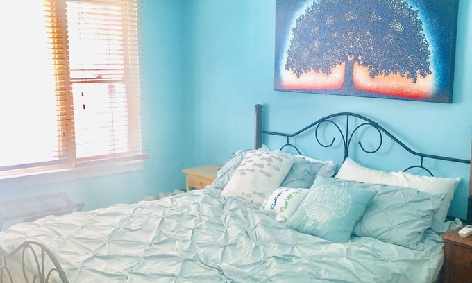West Town House | Bright, Cozy Apartment by Downtown & Train Stop; Great for Couples/Small Groups