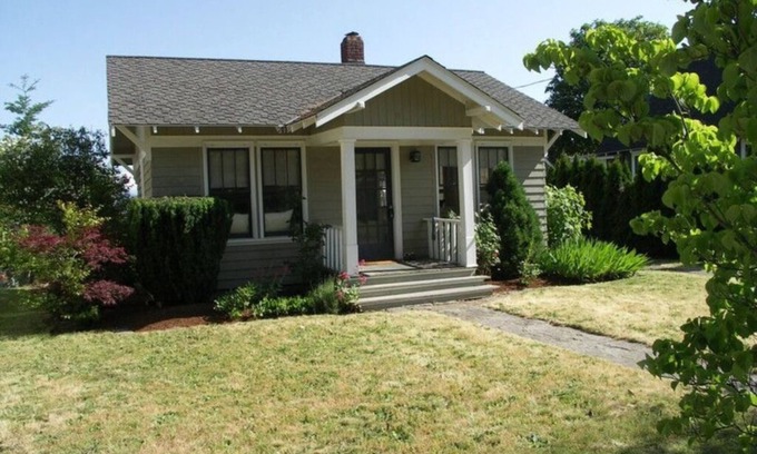 Hood River Cottage | Bright cozy cottage with Mt. Adams view