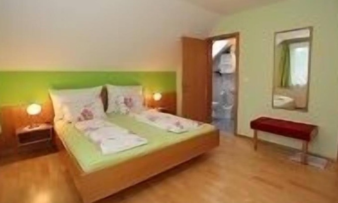 Spitz Apartment | Bright, cozy double room "Weinbergblick" with balcony