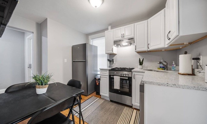 Columbus Park - Andrew Square Apartment | Bright cozy escape with full kitchen and Smart TV