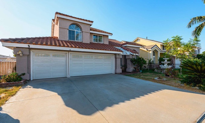 Valinda House | Bright Cozy Home w Full Kitchen Garage Backyard