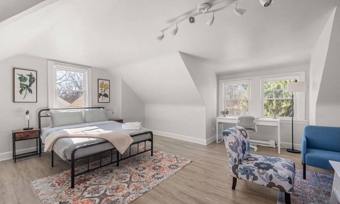 Cleveland Apartment | Bright & Cozy Loft | Free Parking |near CLE Clinic