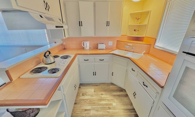 Oleander - Sunset Apartment | Bright & cozy modern space near Downtown.