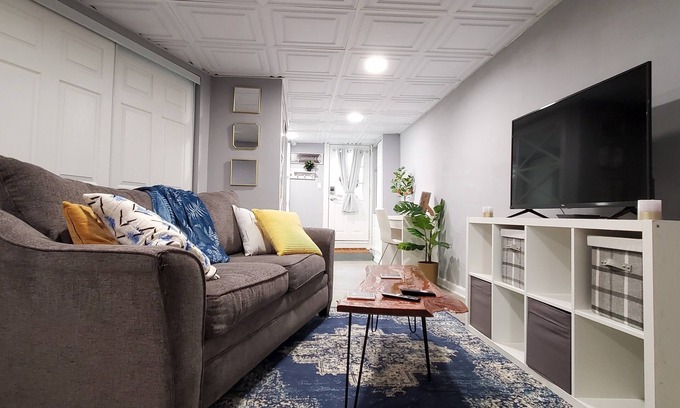 Baltimore Apartment | Bright & Cozy Private John's Hopkins Studio Apartment