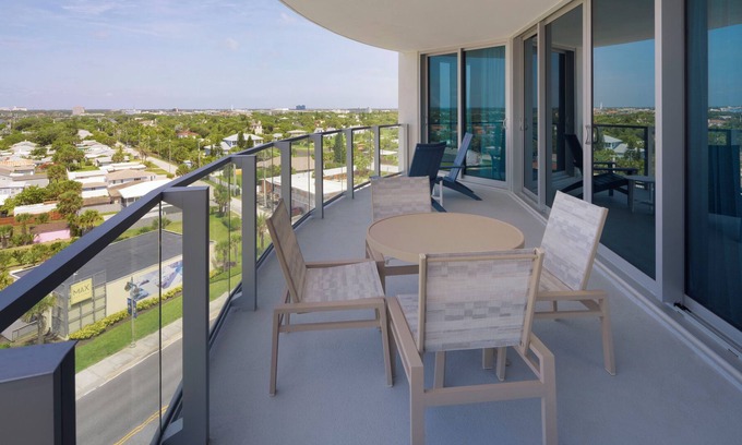 Daytona Beach Condo | Bright Daytona Beach 2BR Suite: Pool, Gym & City View 305