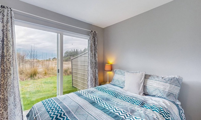 Grayland Apartment | Bright, dog-friendly studio with dune grass views & hot tub - walk to the beach