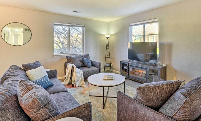 Englewood Condo | Bright Englewood Condo ~ 9 Mi to Dtwn Denver!