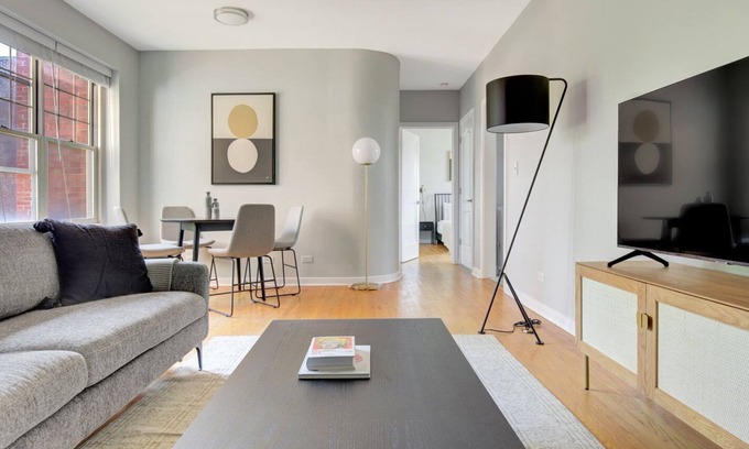 Evanston Apartment | Bright Evanston 2BR w/ W/D, 1 mile to Northwestern campus, by Blueground