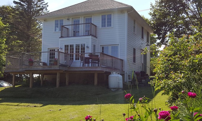 Wiscasset House | Bright, family friendly, newly built, modern and in the perfect location!
