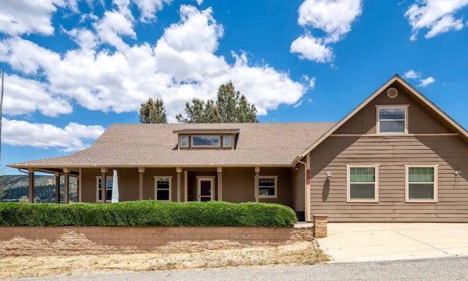 Lake Hughes House | Bright Family Getaway Mountain Views OutdoorLiving