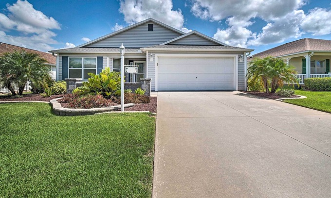 Charlotte House | Bright Florida Home Near Tons of Golf Courses