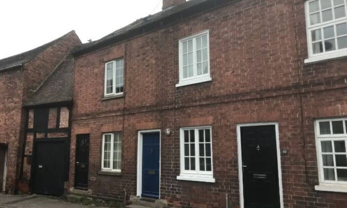 Newent House | Bright & fresh, 3 storey market town house, Newent