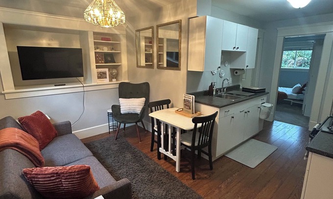 Langford Villa | Bright Garden Suite in Colwood